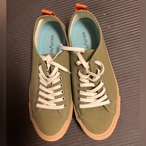 Seavees shoes low. Army green and light brown. Size US 9